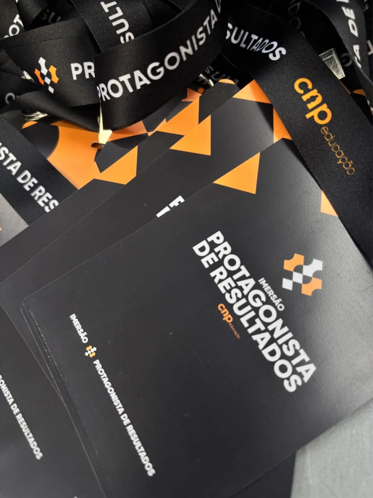Credenciais e cordões personalizados