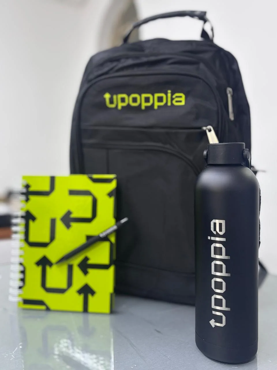 Kit corporativo com mochila, caderno e garrafa